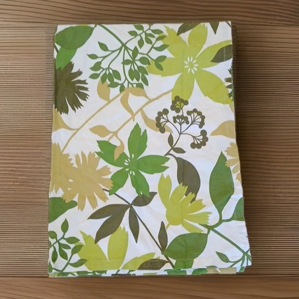 Crate And Barrel Decorative Greenery Tablecloth 6.10 By 4.8 Feet